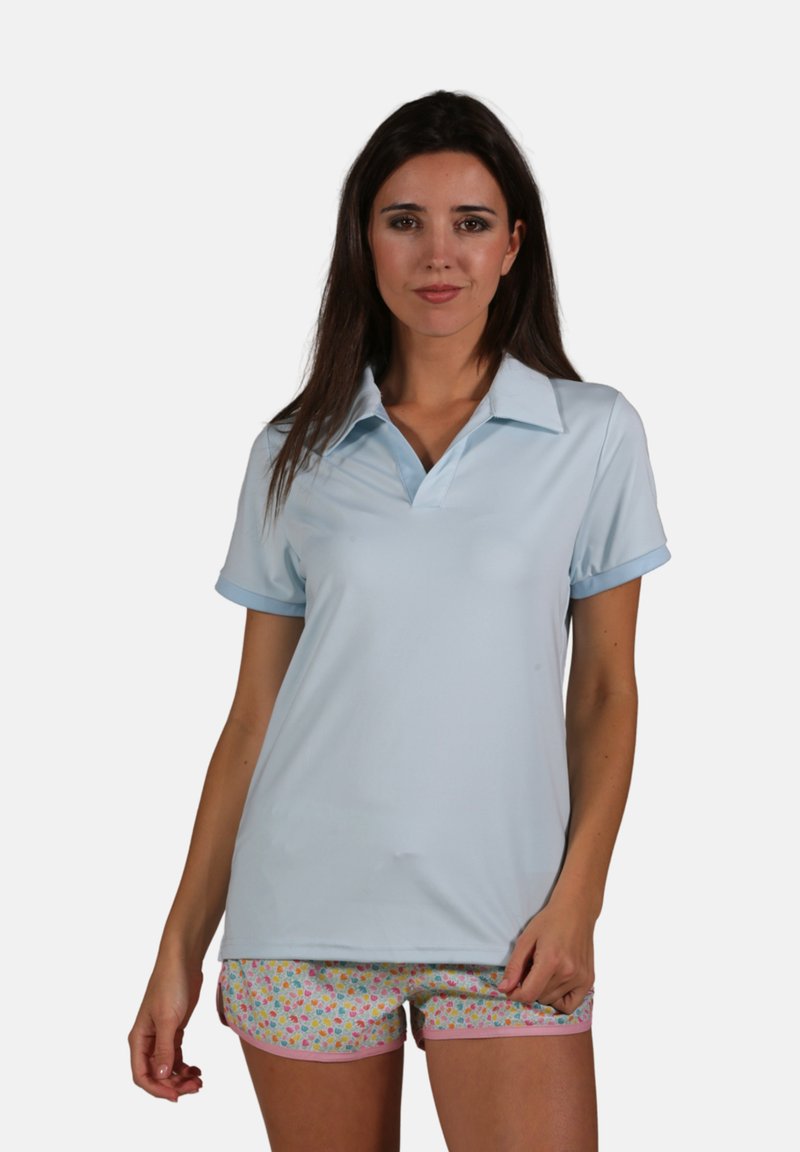 Polo bleu clair avec col classique et manches courtes, assorti à un short à motif floral avec une bordure rose.