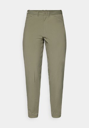 Lyse olivengrønne bukser med en glat tekstur, smal pasform, bæltestropper og en enkelt knaplukning i taljen.