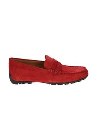 Czerwone zamszowe loafersy z przeszyciem z przodu, zaokrąglony nos, niski profil oraz czarna gumowa podeszwa z teksturowanym gripem.