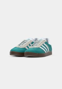 adidas Originals GAZELLE - Chaussures de football en salle - liverpool fc/sea green/footwear white