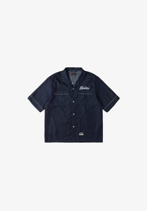 Camicia blu scuro a maniche corte con bottoni, due tasche sul petto, dettagli di cuciture bianche e testo ricamato bianco sul petto sinistro.