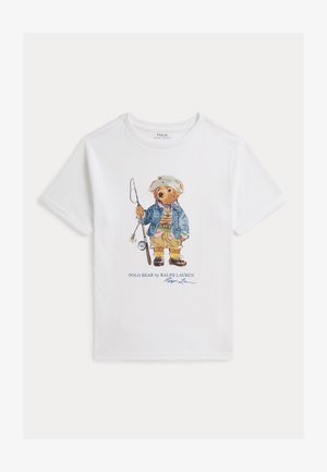 Hvit kortermet skjorte med en grafikk av en bjørn kledd i avslappet fiskeutstyr, som holder en fiskestang, merket "Polo Bear by Ralph Lauren."