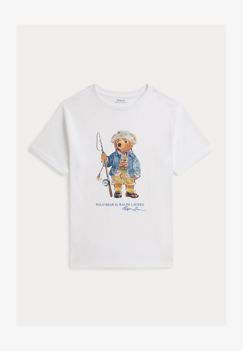 Chemise blanche à manches courtes avec un graphisme d’un ours vêtu d’une tenue de pêche décontractée, tenant une canne à pêche, étiquetée « Polo Bear by Ralph Lauren ».