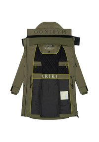 Olijfgroene parka met een gewatteerde zwarte binnenzijde, voorzien van gele accenten, meerdere zakken en een merklabel. Ritssluiting en knoopsluiting.