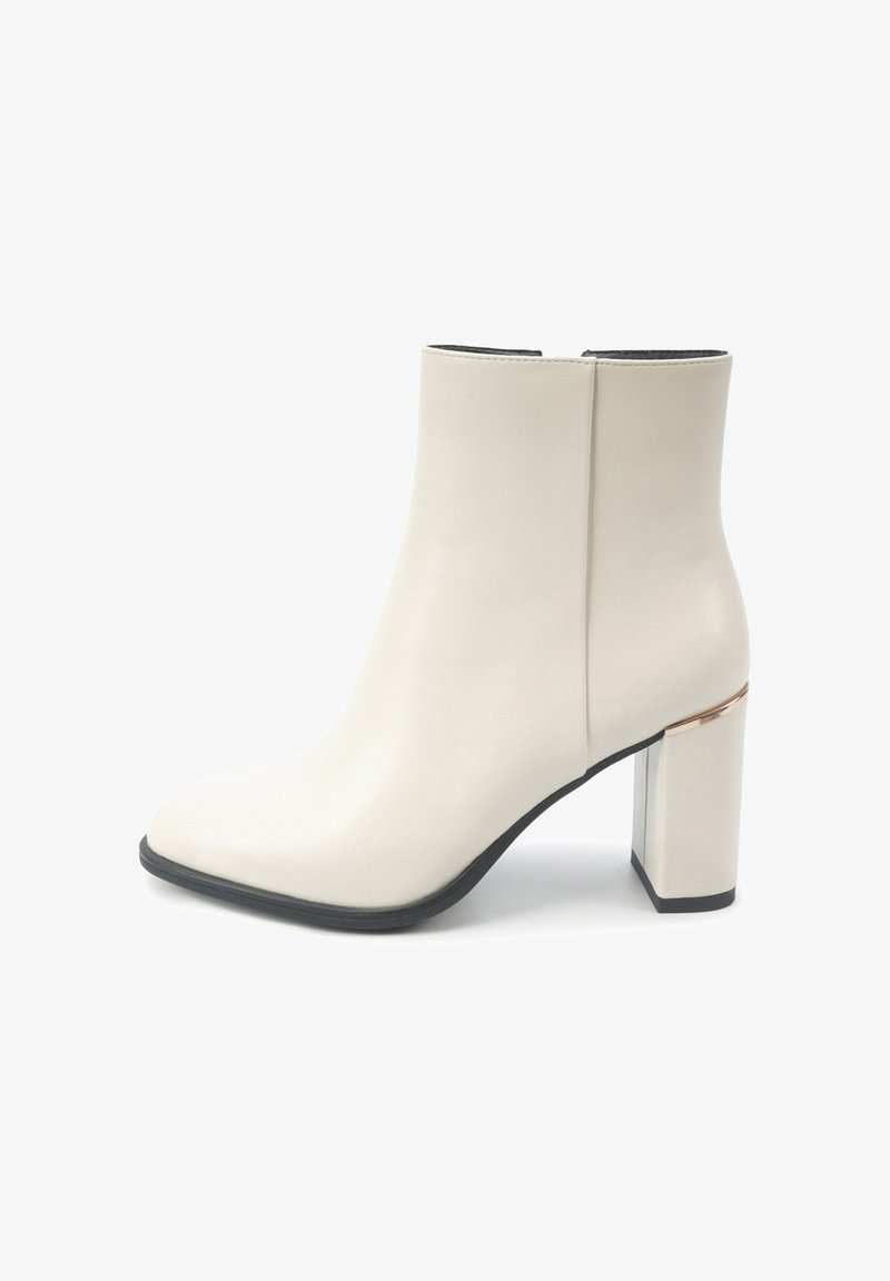 Botine albe până la gleznă cu un finisaj din piele netedă, vârful pătrat și un toc masiv accentuat metalic. Talpa neagră este vizibilă la bază.