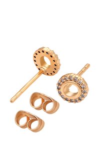 Zlaté náušnice s cvokom s otvoreným stredom, jedna doplnená malými diamantmi, spolu s dvoma zlatými motýlikovými zátkami na bielom pozadí.