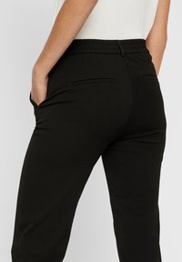 Vero Moda Kalhoty - black