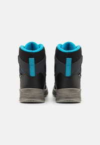 Zwarte hoge sneakers met een gestructureerde bovenkant, blauwe accenten en grijze rubberen zolen. Beschikt over een blauwe trekband en zijventilatie.
