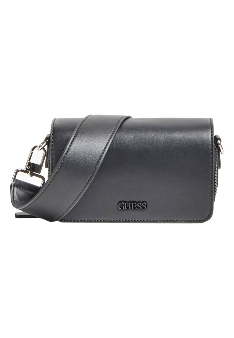 Černá syntetická kůže crossbody taška s nastavitelným popruhem, zipovým zavíráním a embossovaným logem značky na přední straně.