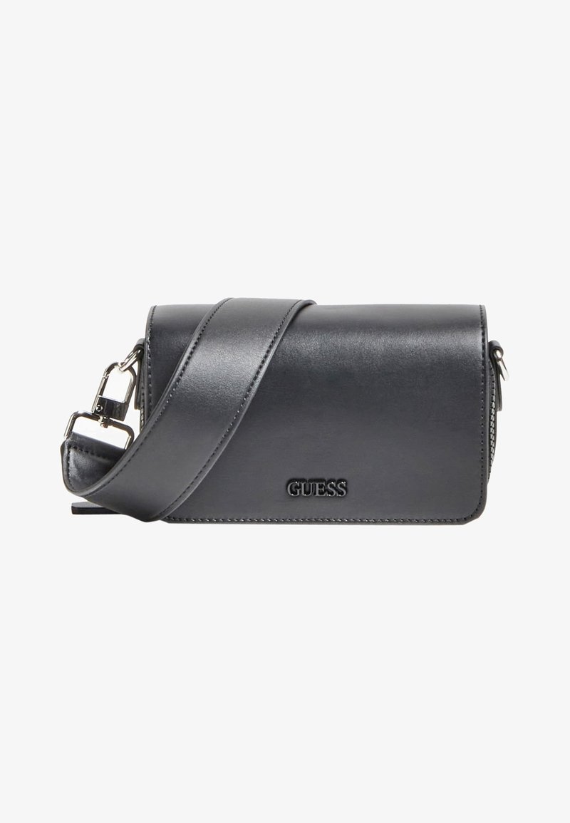 Schwarze synthetische Leder-Crossbody-Tasche mit verstellbarem Tragegurt, Reißverschluss und eingeprägtem Markenlogo auf der Vorderseite.