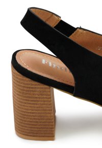 Zwarte suedine hoge hak sandalen met een blokhak; voorzien van een ronde neus en een open achterkantriem; met een gestructureerd detail in houtlook op de hak.