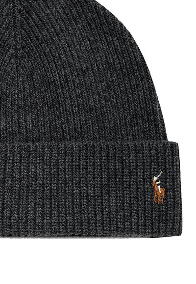 Gorro de punto gris hecho de tejido acanalado. Presenta un dobladillo y un pequeño logotipo bordado de un caballo y un jinete en un lado.