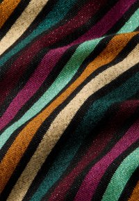 Mehrfarbiger Strickstoff mit kräftigen horizontalen Streifen in Lila, Petrol, Gold, Schwarz und Grün, der eine subtile Glitzertextur aufweist.