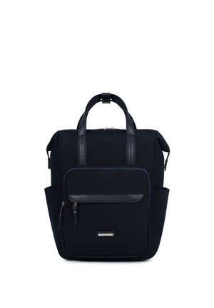 Czarny kwadratowy plecak z przednią kieszenią na zamek, dwoma górnymi uchwytami, bocznymi kieszeniami oraz małą prostokątną metką marki na przedniej kieszeni.