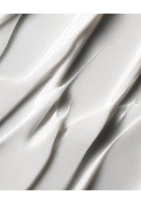 Crème blanche à la texture lisse et brillante, présentant des motifs ondulés et des variations subtiles de profondeur à travers la surface.