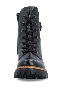 Botte noire à lacets avec cuir texturé, semelle épaisse crantée et boucle latérale, vue de face sur fond blanc.