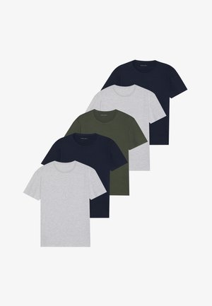 Fünf kurzärmlige T-Shirts in Grau, Olivgrün, Marineblau und Hellgrau. Aus Baumwolle, mit Rundhalsausschnitt und einem schlichten Design.