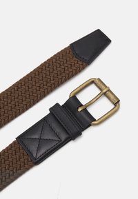 Cinturón trenzado marrón con detalles en cuero negro, que presenta una hebilla de metal de color latón y un detalle de costura triangular en el cuero.