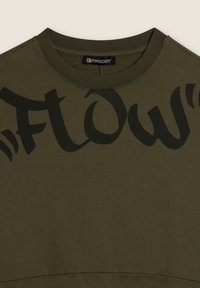 Sudadera verde oliva con cuello redondo y un gran gráfico negro con la palabra "Flow" en el frente. Fabricada con tela suave y lisa.