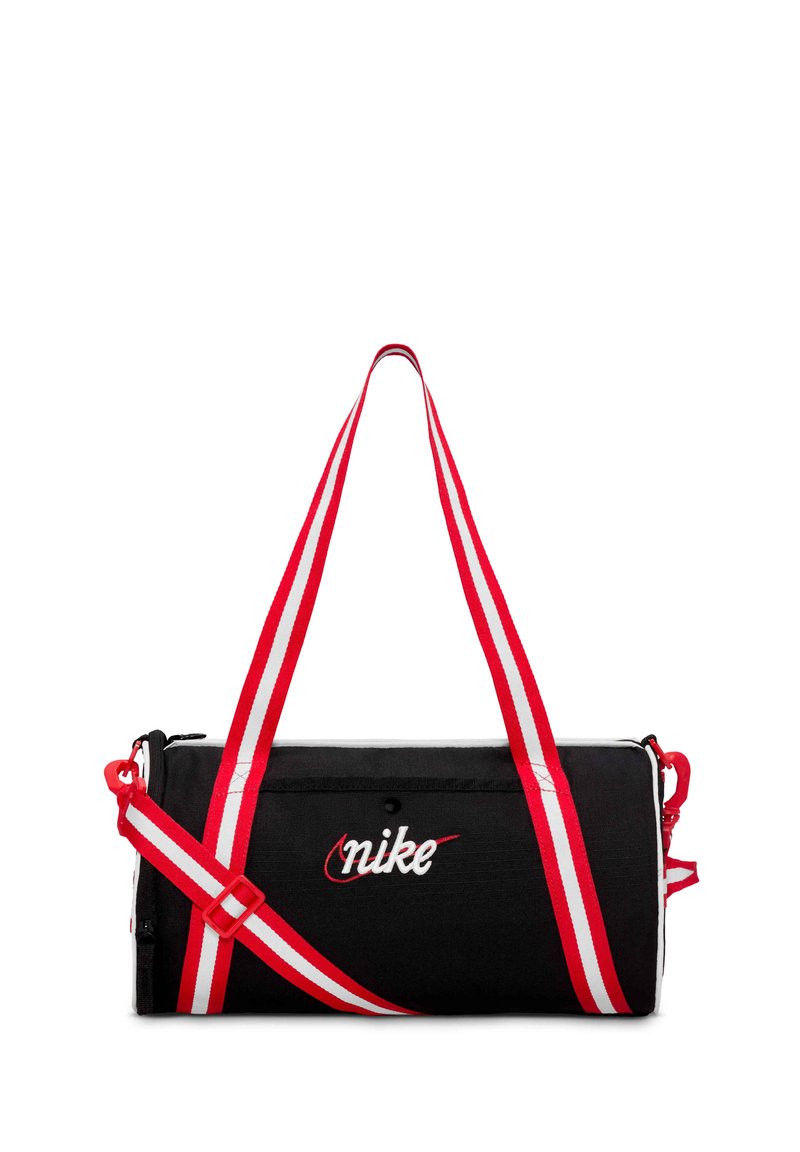 Borse a tracolla cilindrica nera Nike con spallacci a righe rosse e bianche e logo Nike ricamato sul davanti.