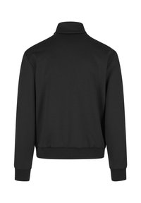 Schwarze Langarmjacke mit gerippten Bündchen, hohem Kragen und elastischem Bund, von hinten auf einem weißen Hintergrund gezeigt.