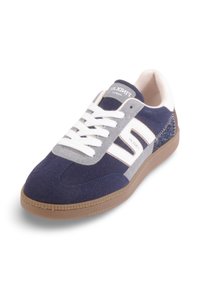 Baskets bleu marine avec accents gris et blancs, tige en daim, semelle en caoutchouc et lacets blancs. Présente un logo sur la languette et un panneau latéral texturé.