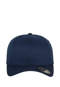 Marineblauwe baseballcap met een gestructureerd ontwerp, gladde stof en een gebogen rand. Bevat een label aan de voorkant met merkdetails.