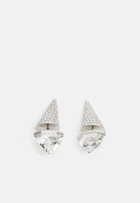 Hõbedased kõrvarõngad, millel on koni kujuline kinnitustükk, kaetud rhinestone'idega ja all ripub läbipaistev, teemantkujuline kristall.