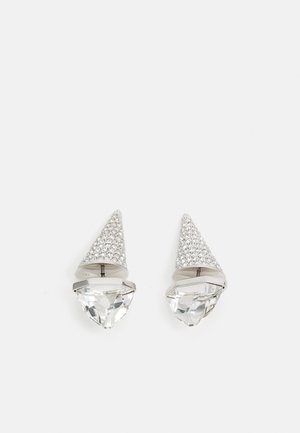 Hõbedased kõrvarõngad, millel on koni kujuline kinnitustükk, kaetud rhinestone'idega ja all ripub läbipaistev, teemantkujuline kristall.