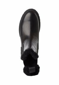 Zwarte leren enkelboots met een ronde neus, elastische zijkanten en een zachte, pluche kraag. Geprofileerde rubberen zool voor grip.
