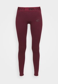 Leggings color bordeaux con un design a rete testurizzato e una ampia vita nera con il nome del marchio "SMILODX" in evidente mostra.
