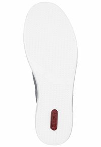 Semelle de chaussure avec une surface en caoutchouc blanc et un texture striée, accompagnée d'un matériau supérieur gris. Comprend un label de marque rouge.