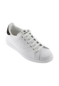 Vita låga sneakers med vita snörning, perforerad sidodetalj och en hälflik i svart glitter.