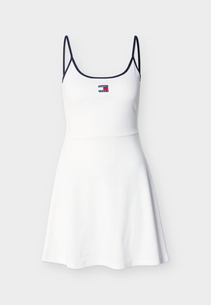 Fehér ujjatlan ruha tengerészkék szegéllyel, testhezálló felsőrésszel, bővülő szoknyával és kis Tommy Jeans logóval a mellkas közepén.