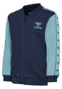 Marinblå och ljusblå zip-jacka med stickad textur, ribbade manschetter och broderad logotyp. Har mönstrade detaljer längs ärmarna.