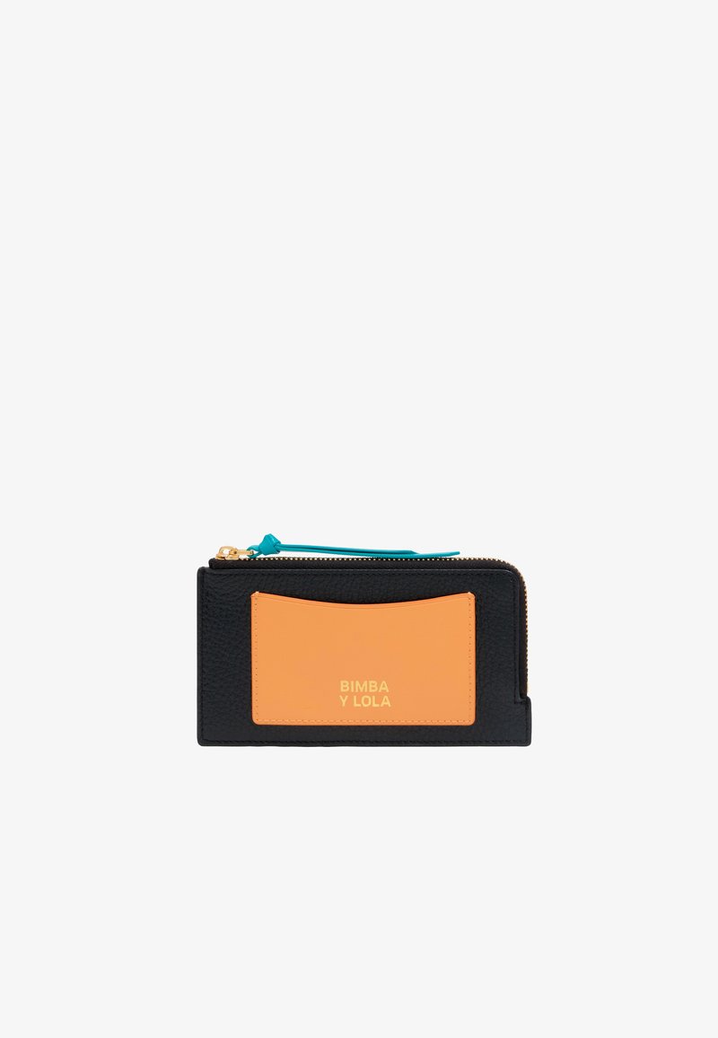 Zwarte portemonnee met een gestructureerde afwerking, voorzien van een oranje kaartvak en gouden letters. Inclusief een turquoise ritslip en een compact ontwerp.