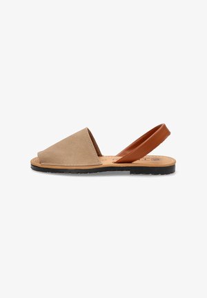 Sandalias de ante marrón con punta abierta y tira trasera. Presentan una banda de cuero beige y una suela de goma plana para mayor comodidad.