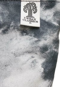 Pilkos ir baltos medvilnės audinys su akvarelinio dažymo raštu. Yra įausta etiketė su užrašu "URBAN CLASSICS" ir dekoratyvinis grafikos dizainas.