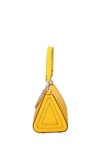 Borsa a tracolla gialla a forma triangolare con finitura in pelle testurizzata, dettaglio in catena e tracolla coordinata in pelle. Presenta bordi neri.