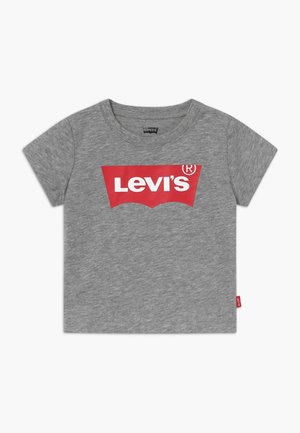 Grå kortærmet t-shirt lavet af bomuld, med et stort rødt Levi's-logo på forsiden og et lille rødt mærke på siden. Rund hals.