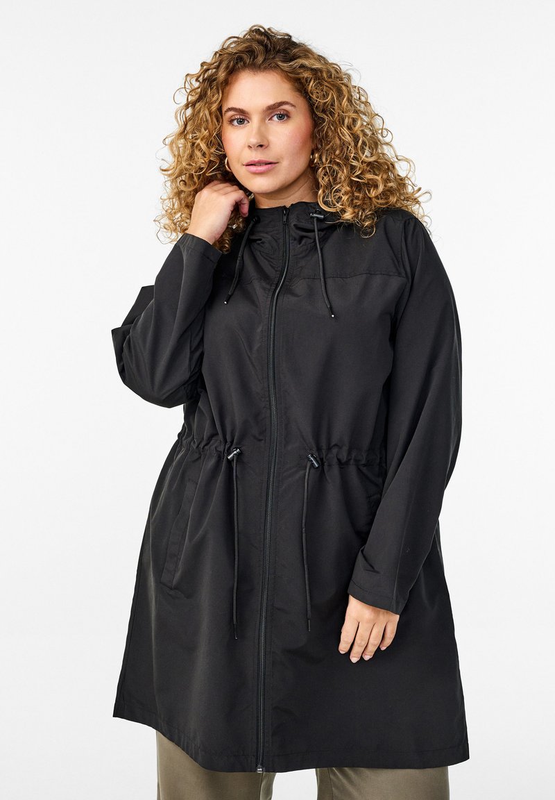 Schwarzer, wasserabweisender Mantel mit Kordelzugtaillierung, Reißverschluss vorne und Kapuze. Verfügt über lange Ärmel und Seitentaschen für Funktionalität.