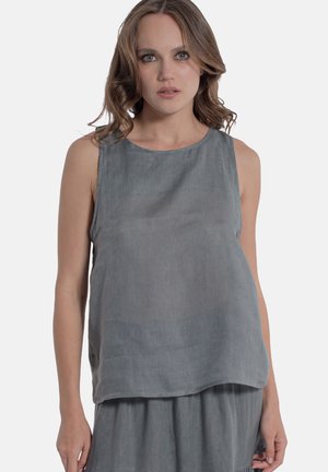 Débardeur ample en tissu gris doux. Il présente un col rond et une texture légèrement transparente, avec une coupe décontractée et fluide.