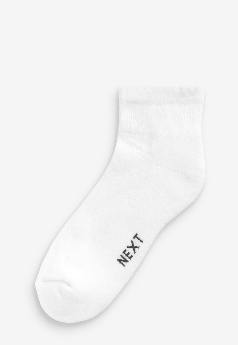 Weiße Baumwollknöchelsocke mit geripptem Bund und schwarzem "NEXT"-Logo auf der Seite. Glatte Textur und einfaches Design.