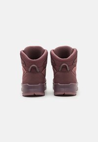 Sneakers alte in tessuto bordeaux con collare imbottito, foderato in rete e suola in gomma traslucida. Include linguette per una facile calzata.