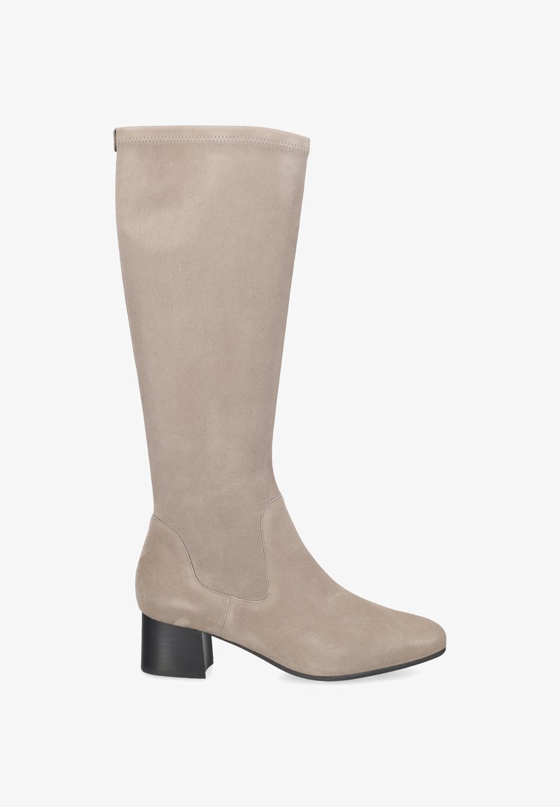 Botte beige en daim montant jusqu'au genou avec un bout carré, un petit talon carré et une texture lisse. Présente des coutures discrètes le long des côtés.