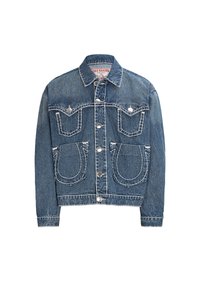 Veste en jean bleue avec coutures blanches. Elle comporte deux poches avant avec des motifs de couture distincts, une fermeture par boutons et un col classique.