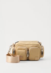Borsa a tracolla beige realizzata in morbido tessuto, con più tasche con zip, hardware argentato e tracolla in satin regolabile.