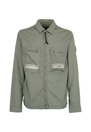 Jasnozielona kurtka na zamek z kołnierzem, dwie duże przednie kieszenie na zamek oraz odblaskowe paski na kieszeniach.