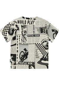 Svartvit t-shirt med kort ärm som har en tidningstryckdesign med olika sportbilder och textrubriker genom hela.