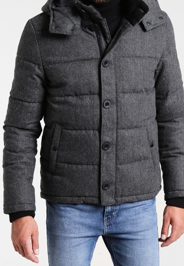 Grå oppustelig jakke med struktureret stof, hætte, frontknapper og to sidelommer, der har et tætsiddende design og synlige syninger.